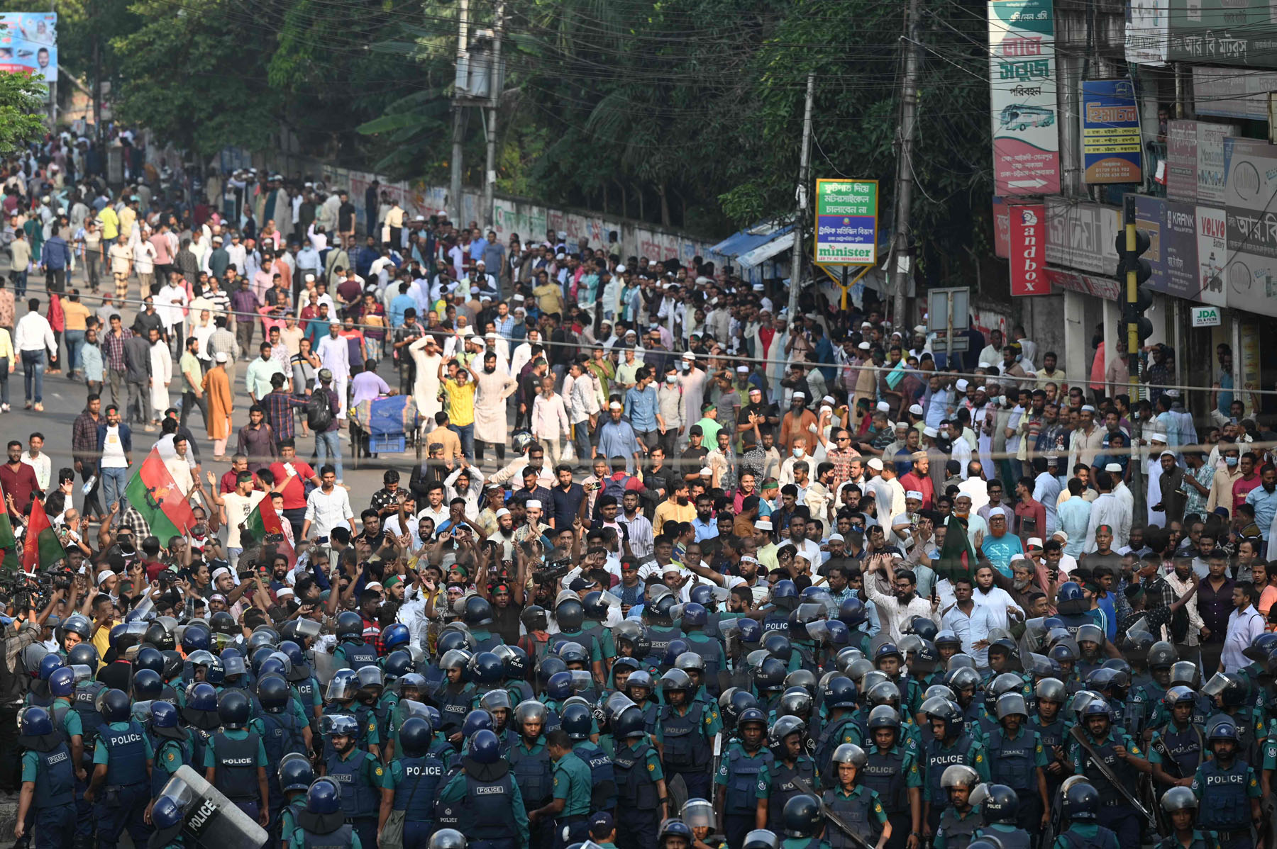 बङ्गलादेशमा सरकार विरोधी प्रदर्शनमा झडप हुँदा एक प्रहरीको मृत्यु, दर्जनौ व्यक्ति घाइते
