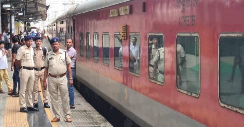 भारतमा चलिरहेको रेलमा गोली प्रहार हुँदा ४ जनाको मृत्यु
