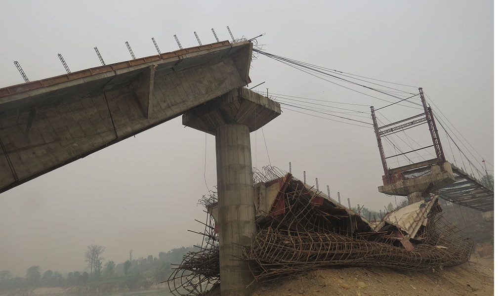 ठिमुरा र तनहुँको देवघाट जोड्ने  पुल फेरि भत्कियो : एकको मृत्यु, दुईजना नदीमा बेपत्ता
