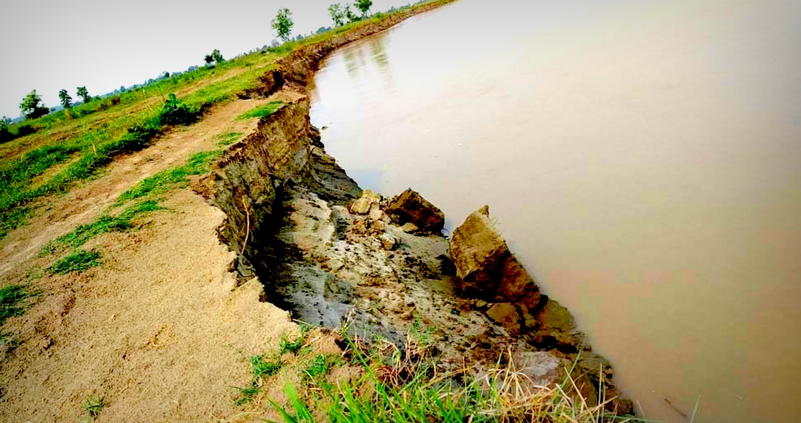 कर्णालीकाे कटानले सत्ती पुल, राजापुर, श्रीलंका गाउँ जोखिममा